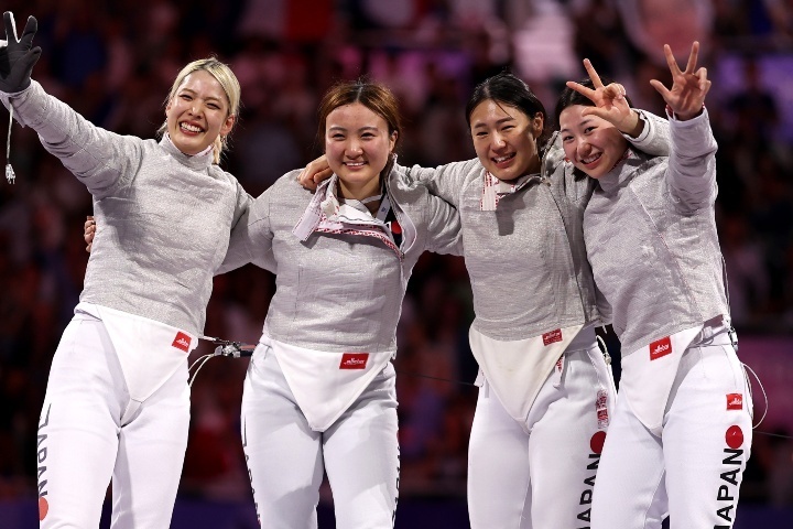 日本はフェンシング女子サーブル団体で初めて銅メダルを獲得した。(C)Getty Images