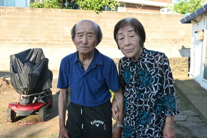 金良珍さん（左）と妻の金雪瀅（キムソルヒョン）さん＝２０２４年７月３日、韓国・済州島（共同）