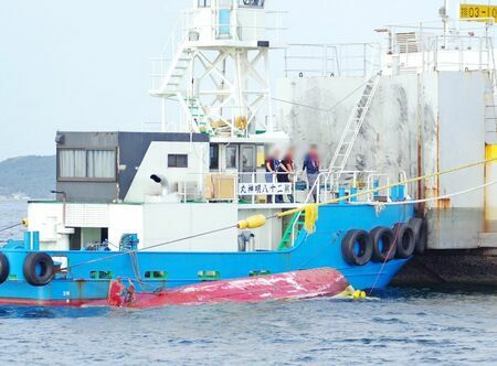 台船と衝突し転覆した小型船舶と押し船＝唐津市の加部島沖（唐津海上保安部提供）