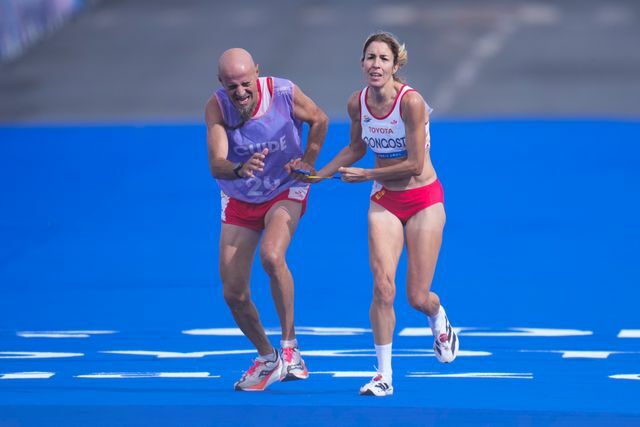 ゴールまで残り数メートル。ふらつくガイドを支えるもスペインの選手が失格(写真：SportsPressJP/アフロ)