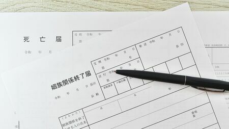 配偶者の死後に義理の家族と縁を切りたいという場合、「姻族関係終了届」を提出することで、それが可能になります（写真：SRT101／PIXTA）