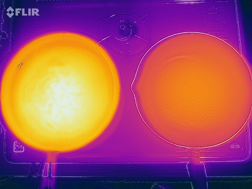 左が「おもいのフライパン」、右が一般的なフライパン。