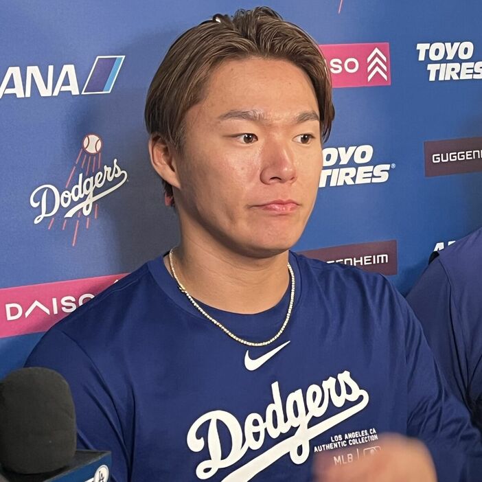 試合後取材に応じたドジャース・山本由伸投手（カメラ・安藤　宏太）