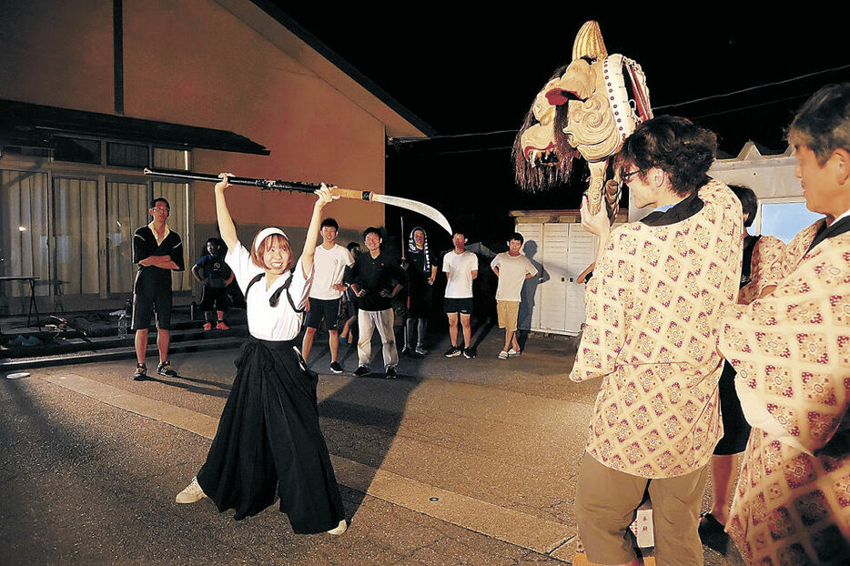 剣士としてなぎなたの稽古に励む荒川さん＝白山市笠間町弓掘会館