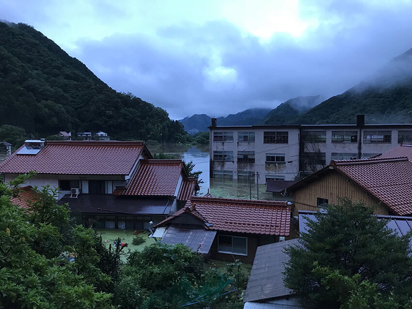 島根県江津市桜江町にある旧小学校。避難所になっていたが1階部分は水没した。写真＝知人提供