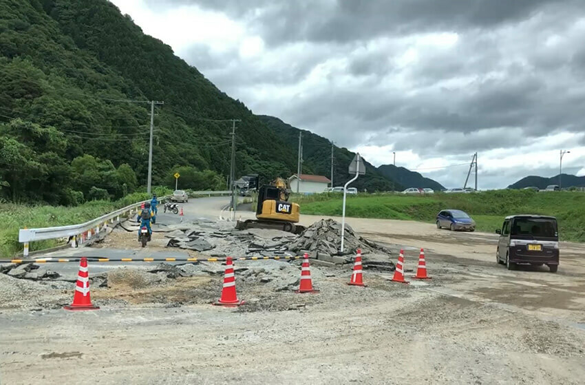 実家に帰る際の道路の様子。水の力でアスファルトがめくれあがっているのがわかる。写真＝本人提供