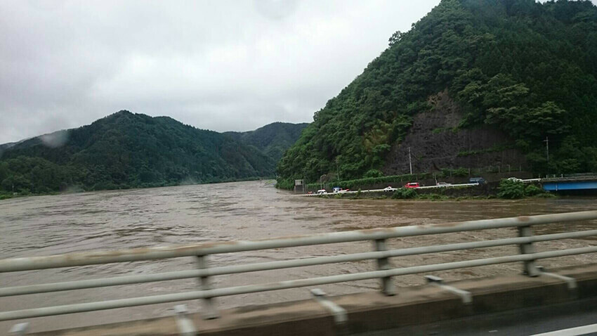 増水した江の川。右側の国道２６１号は浸水していて通行止めになった。写真＝知人提供