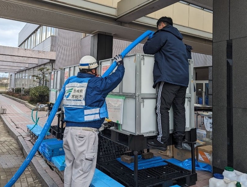 能登半島地震の被災地支援で給水業務に従事する常総市職員ら=石川県志賀町(同市提供)