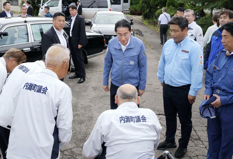 石川県内灘町を視察した岸田首相（中央）＝19日午後（代表撮影）