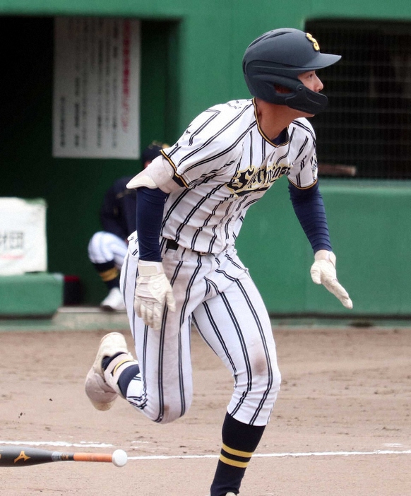 ＜白樺学園・帯広緑陽＞6回1死一塁、上が先制の左中間三塁打を放つ