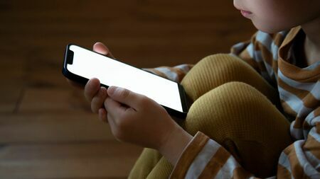 子どもに「視力は大切」と気付かせるには（写真：Tatsuya Osawa／PIXTA）