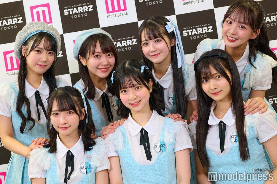 STU48（後列）吉田彩良、石田千穂、中村舞、福田朱里（前列）高雄さやか、曽川咲葵、新井梨杏