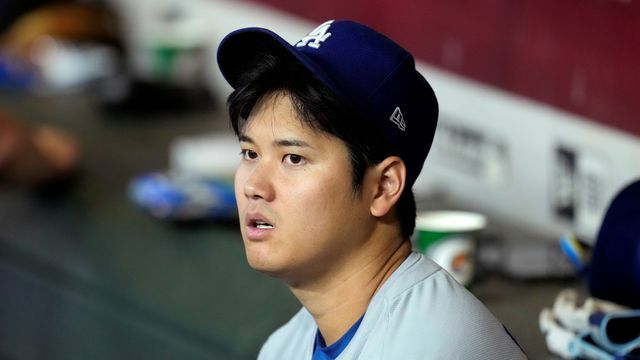 ベンチに座るドジャースの大谷翔平選手(写真:AP/アフロ)