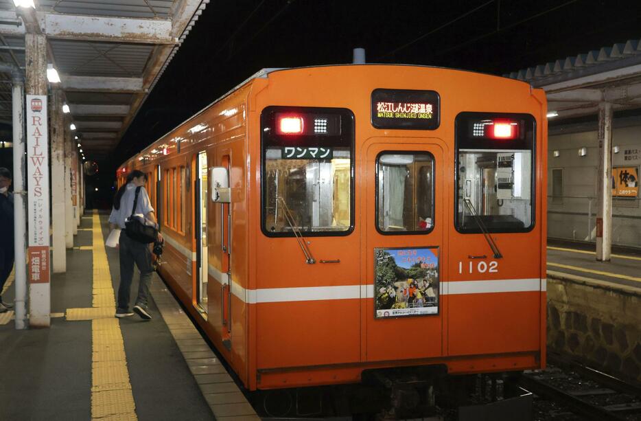 終電運行後に体験運転イベントで使用される電車＝21日夜、島根県松江市