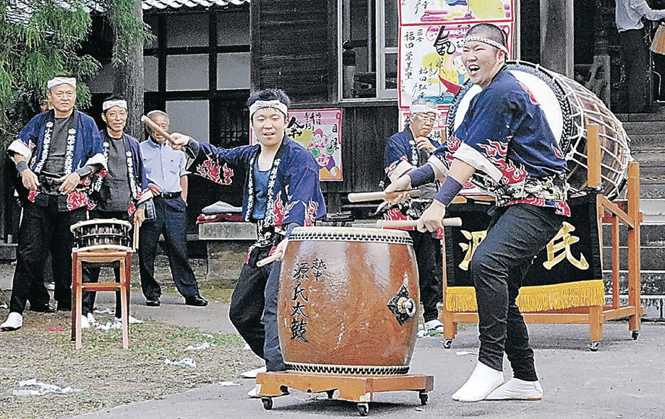 勇壮なバチさばきを披露する保存会会員＝小矢部市下後亟