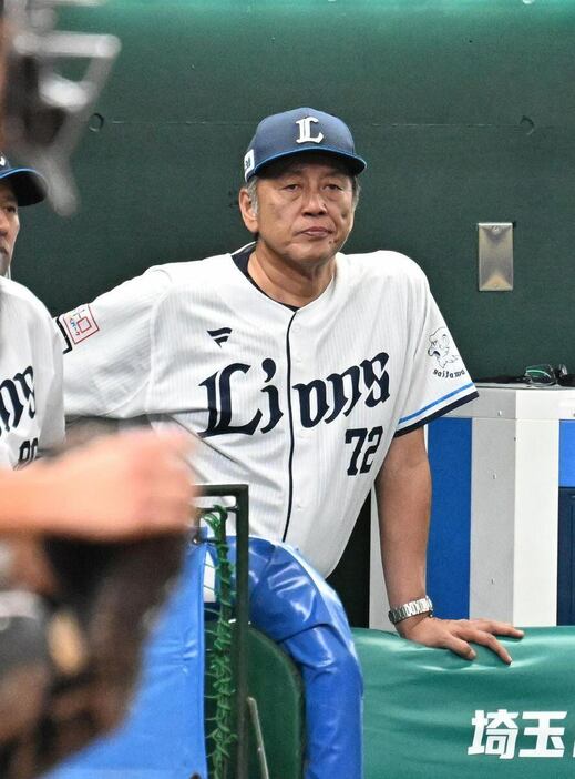 険しい表情の西武・渡辺久信監督代行＝ベルーナドーム（撮影・田村亮介）