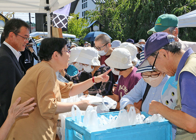 来場者にナスなどがプレゼントされ、通りがにぎわった水曜市感謝祭の会場