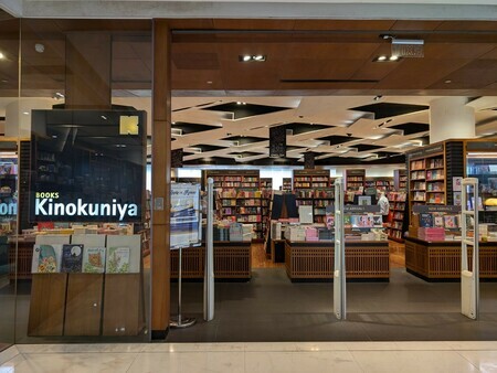 スクンビット通りにあるプロンポン駅直結のショッピングモール内にある紀伊国屋書店には、日本語書籍も揃う（筆者撮影）