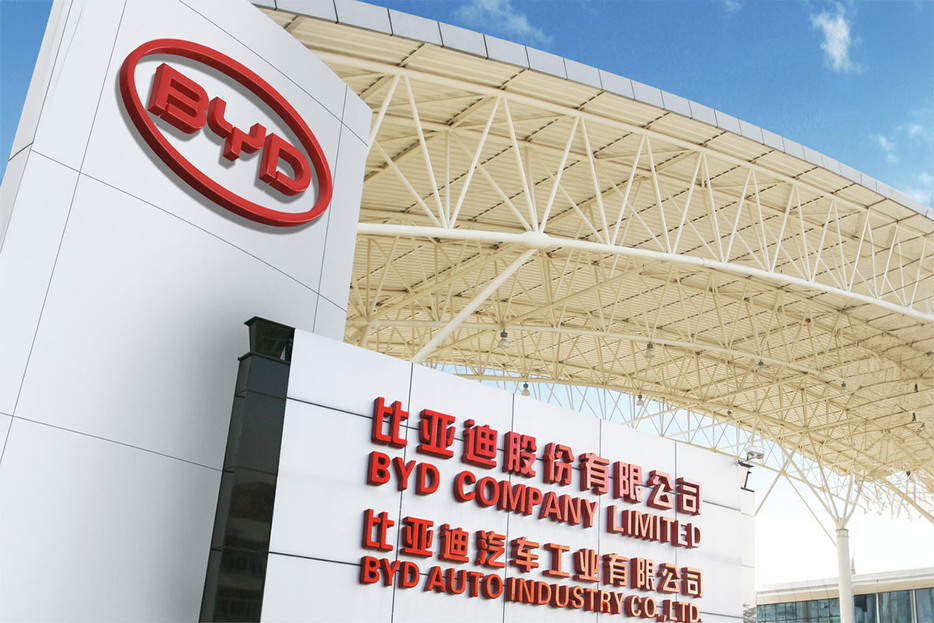 中国の自動車ブランド「BYD」の勢いが止まらない。実際、BYDが米国のテスラを抜いて1位になったというニュースが業界内で話題になったほどだ。このような結果を残すに至った理由の1つに、国籍不明なメーカー名にあるという。これは他の分野でも見られる手法だ。