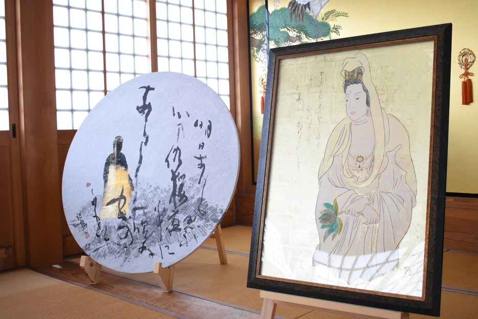 妙願寺に展示される山下さんの作品=岡山県津山市で