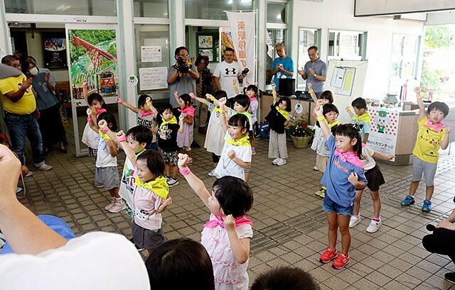 出発式でくろワン体操を踊る園児