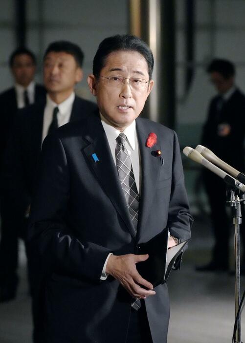 旧統一教会の解散命令請求について、記者団の取材に応じる岸田首相＝2023年10月、首相官邸