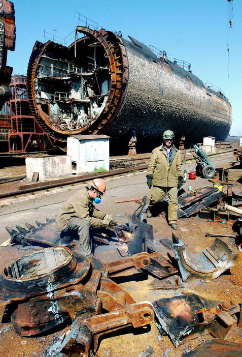 ロシア極東沿海地方ボリショイカメニの造船所で解体される原子力潜水艦＝2004年8月（タス＝共同）