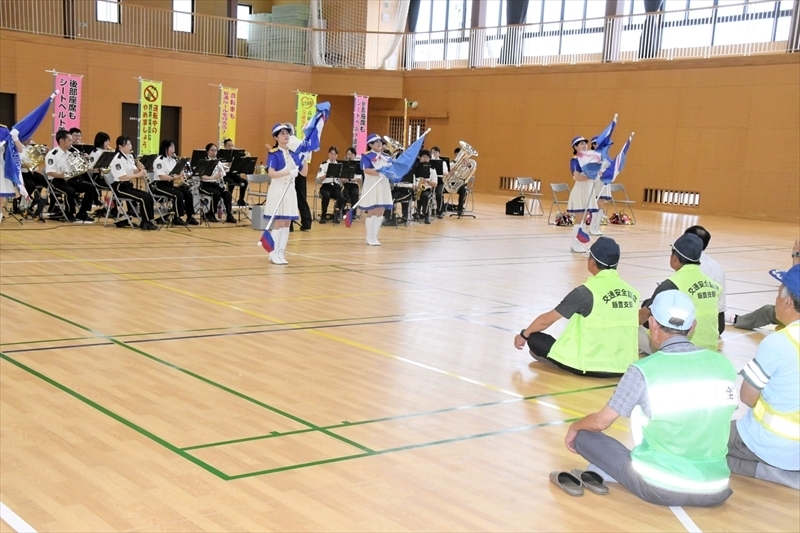 勇壮な演奏を繰り広げる県警音楽隊＝相馬市