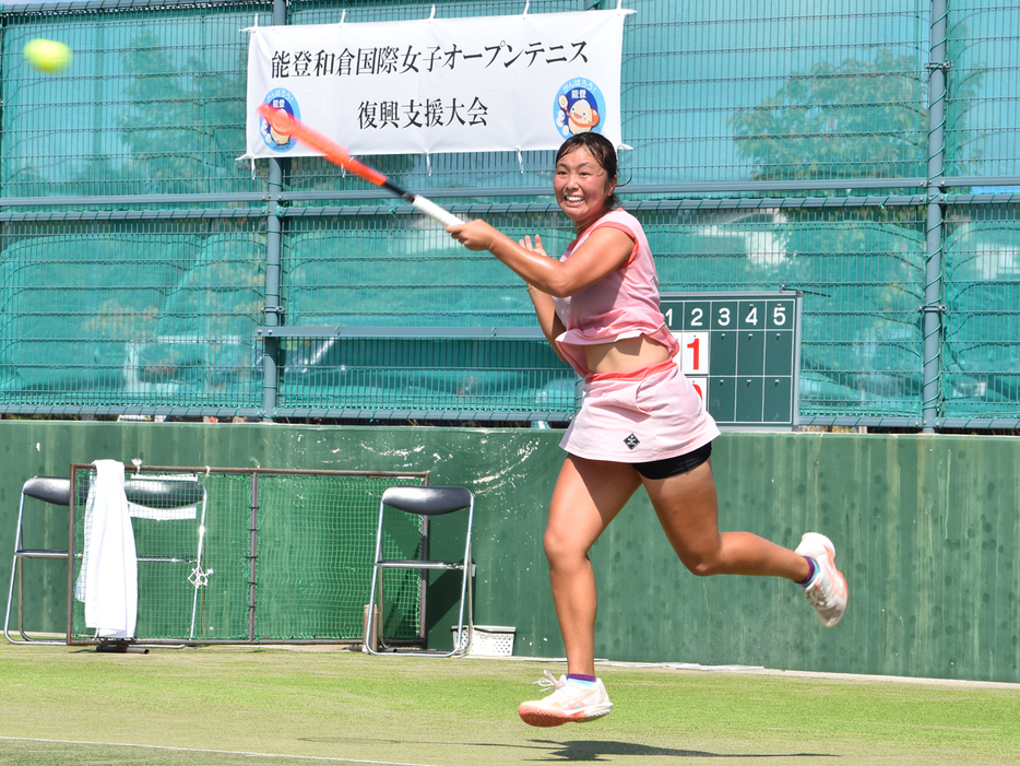 「能登和倉国際女子オープンテニス」（石川・和倉温泉運動公園テニスコート）で女子シングルス準決勝に進出した奥脇莉音（橋本総業）（写真提供◎能登和倉国際女子オープンテニス実行委員会）