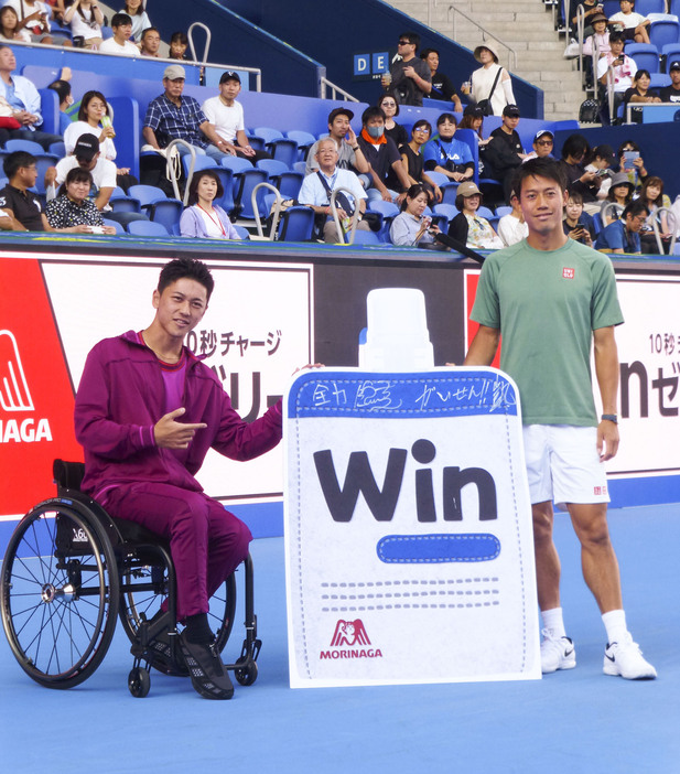 東京・有明コロシアムでトークショーに臨んだ錦織圭（右）と小田凱人＝23日