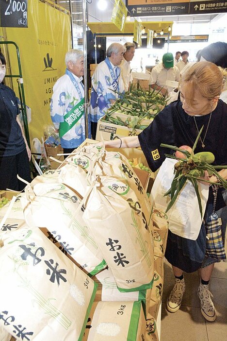 安曇野の旬の農産物を買い求める首都圏の消費者