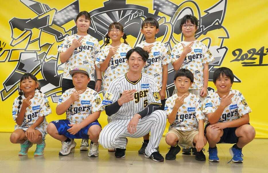 試合前、球場に招待した淡路島の子どもたちと記念撮影する阪神・近本光司＝甲子園球場（撮影・松永渉平)