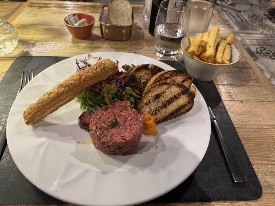 生の牛肉のタルト。初めて食べましたが美味しかったです！今週から久常涼も参戦。どこかで一緒に食事もする予定です