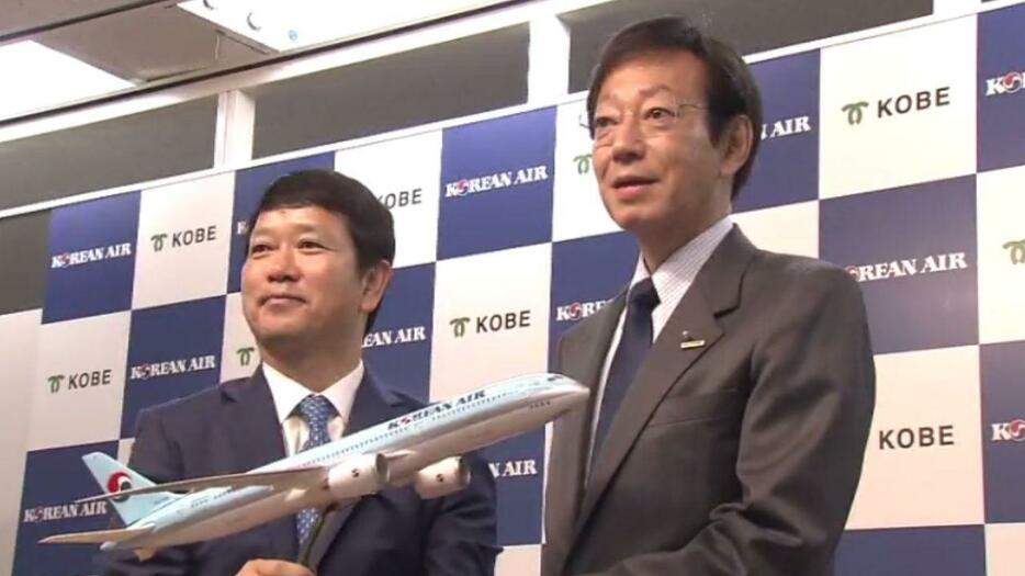 記者会見での大韓航空担当者と久元神戸市長（24日）