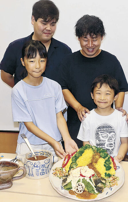 犀川地区をイメージしたデカ盛りカレーの完成を喜ぶ参加者＝犀川公民館