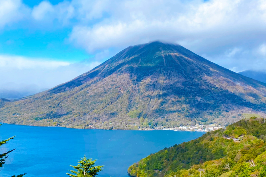 中禅寺湖の奥にそびえ立つ男体山