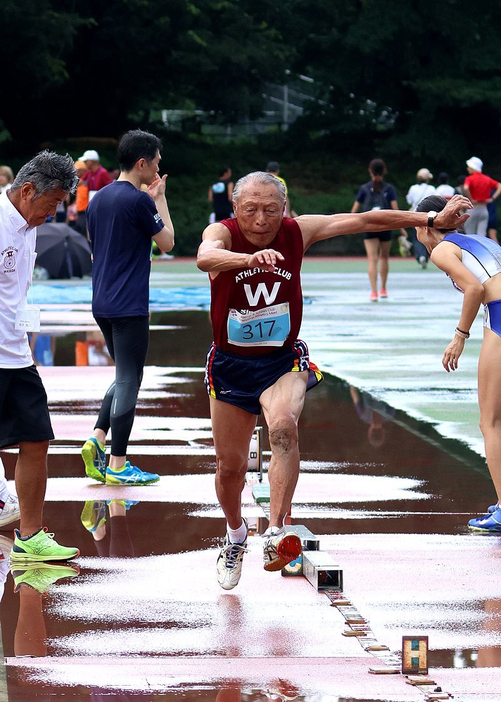 三段跳で1956年メルボルン、60年ローマ、64年東京と五輪3大会出場の実績を誇る早大OBの桜井孝次さんが立五段跳に参加。88歳とは思えない軽快な動きを見せた