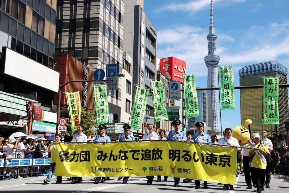 暴力団排除を訴え練り歩く警察署長ら＝15日、台東区（外崎晃彦撮影）