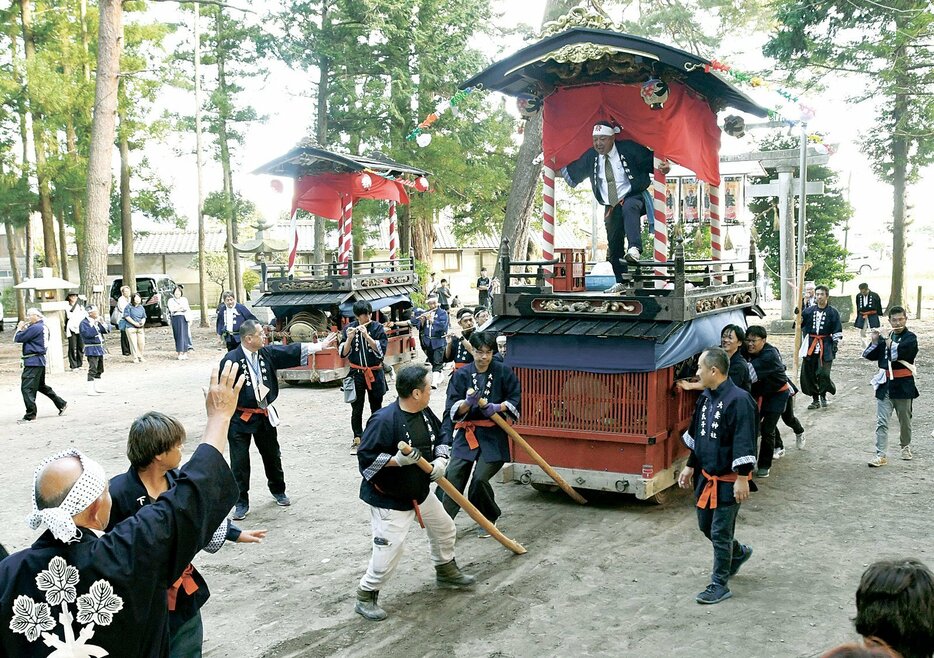 神社境内で5年ぶりに氏子によって動かされる舞台