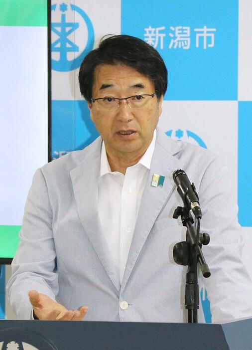 ８月２３日の定例会見に出席した中原八一市長＝新潟市役所