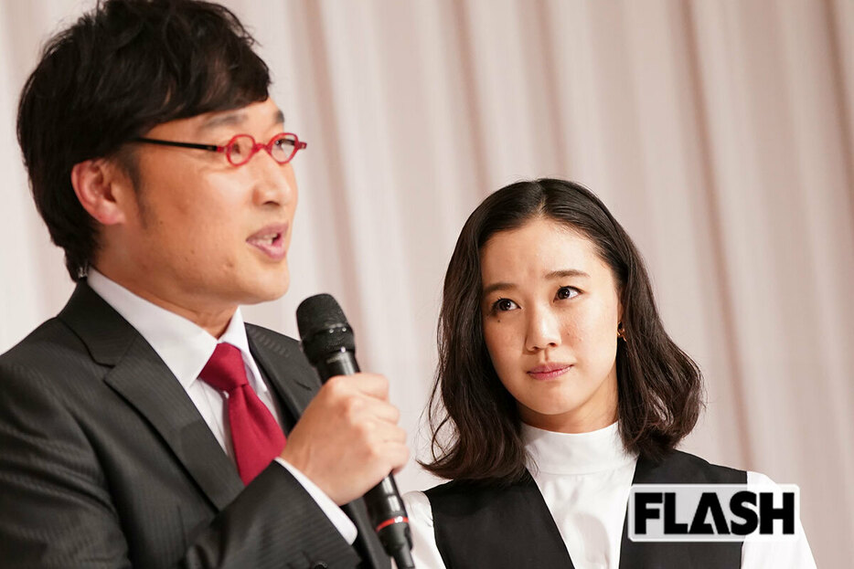 2019年、結婚会見時の蒼井優。山里亮太（手前）をじっと見つめる