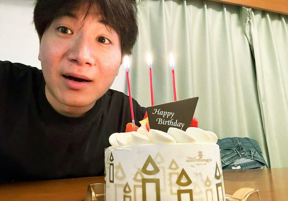 誕生日を祝われる石井さん