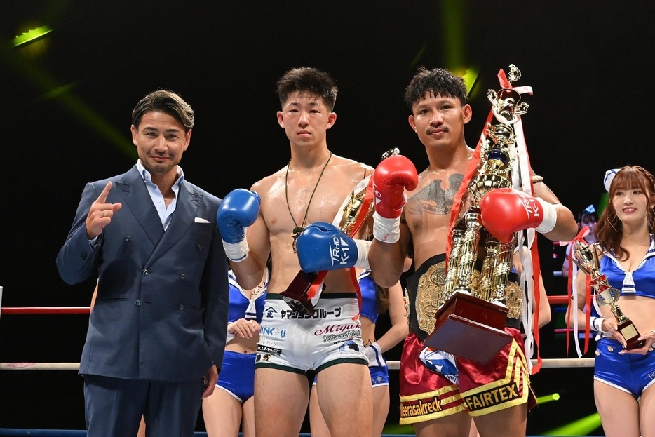 優勝したヨードクンポン、準優勝の稲垣、解説を務めた魔裟斗氏（右から）（撮影・蔦野裕）