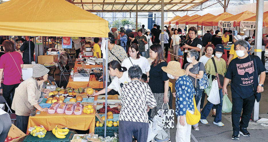 買い物客でにぎわう「輪島朝市カムバックイベント」＝１４日午前１０時１５分、輪島市マリンタウン