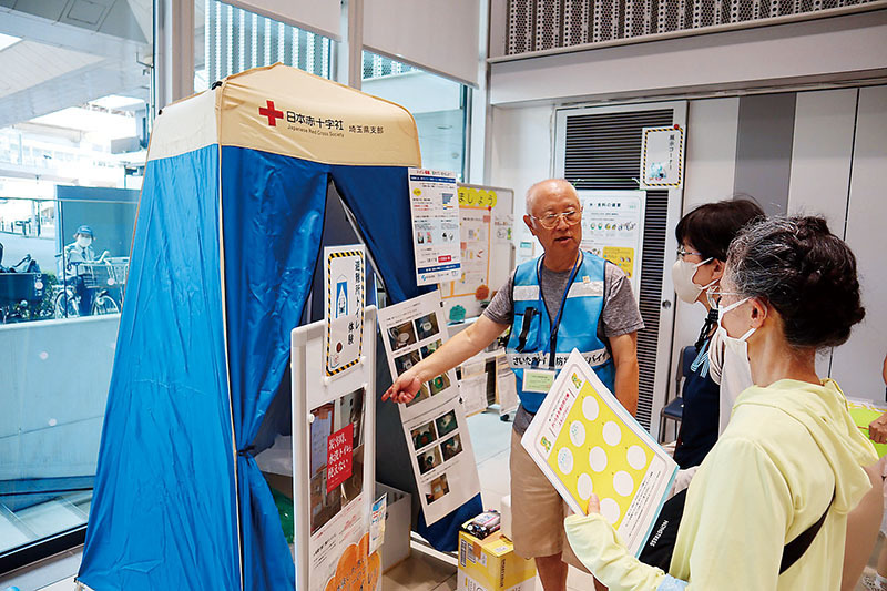 避難所のトイレについて防災アドバイザーから説明受ける入場者たち＝さいたま市南区