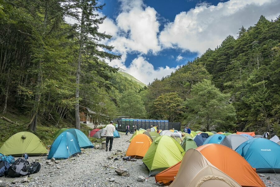 連休初日、隙間なくぎっしりとテントが張られた長衛小屋のテン場（撮影：杉村航）