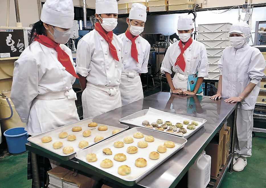 和菓子を試作する生徒と粟津紀子さん（右）＝七尾市寿町