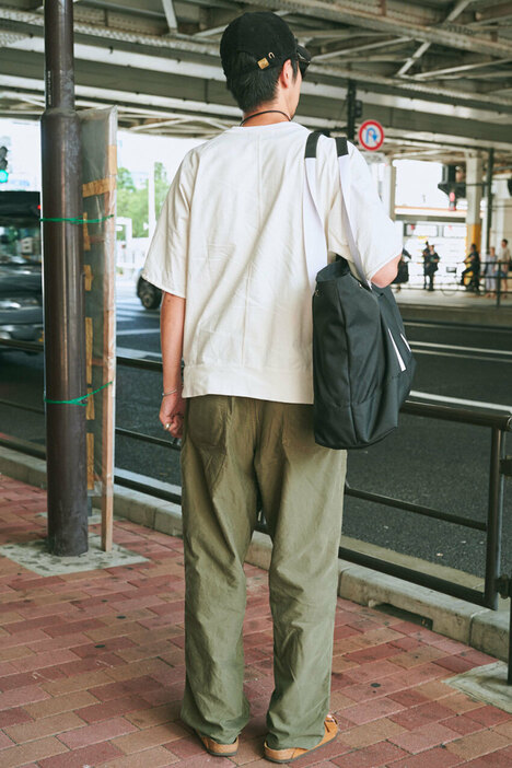  Tシャツ＝シオラヤツス　パンツ＝古着　シューズ＝ビルケンシュトック　帽子＝ゼアショップアパレル　眼鏡＝アメリカンオプティカル　バッグ＝ダブルジェイケイ　バングル、リング＝ともにヴィンテージ