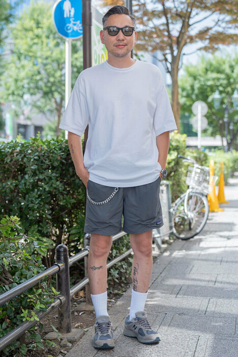 Tシャツ＝ユナイテッドアスレ　パンツ＝パタゴニア　シューズ＝ニューバランス　眼鏡＝レイバン　腕時計＝ロレックス　ウォレットチェーン＝クロムハーツ