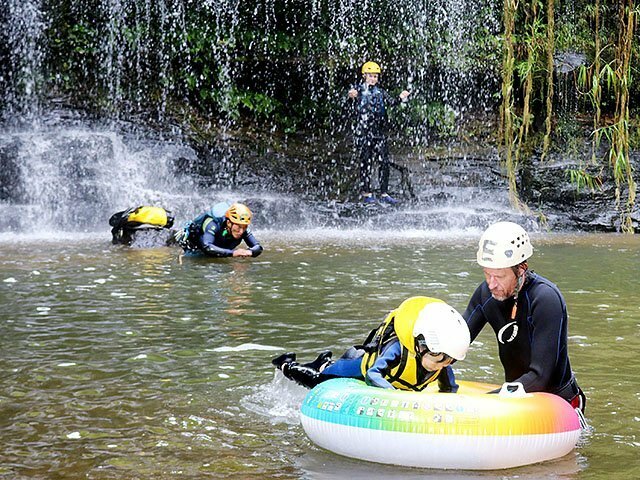 二の滝周辺で水遊びをする参加者